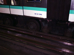 Paris subway trains run on tyres - Shock!